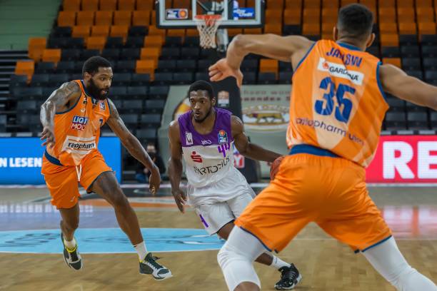 篮球应声入 篮球应声入