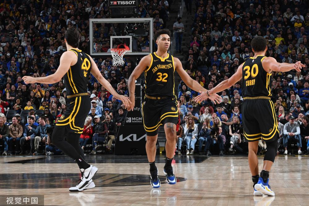 马奎尔曾受 马奎尔曾受